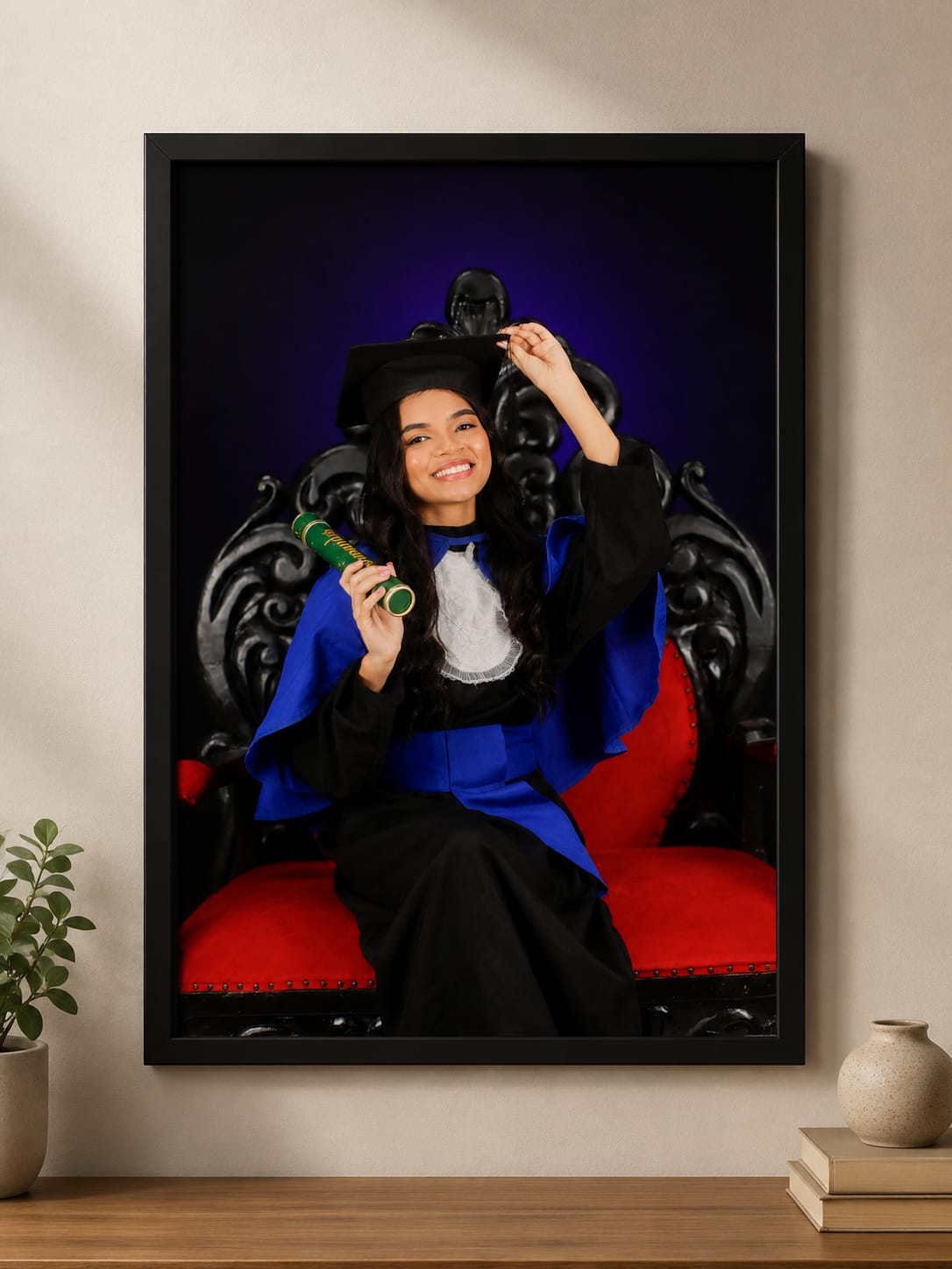 Quadro de formatura de grande porte com moldura preta em ambiente residencial
